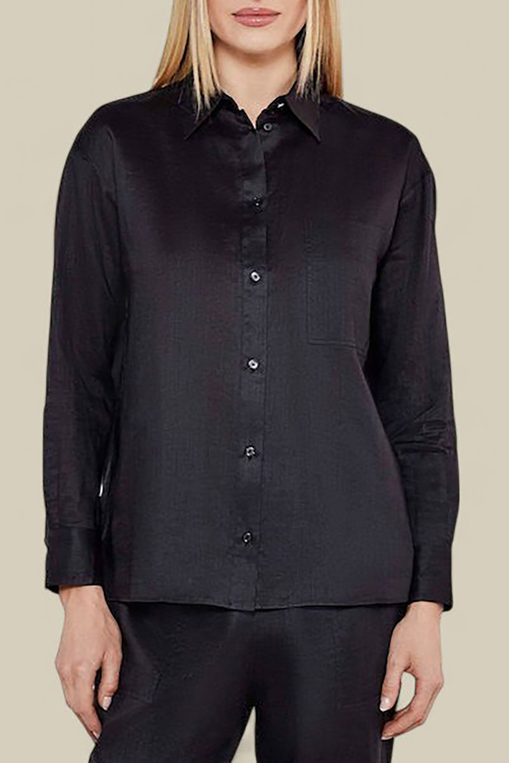 תמונת כל הלוק של חולצת כפתורים